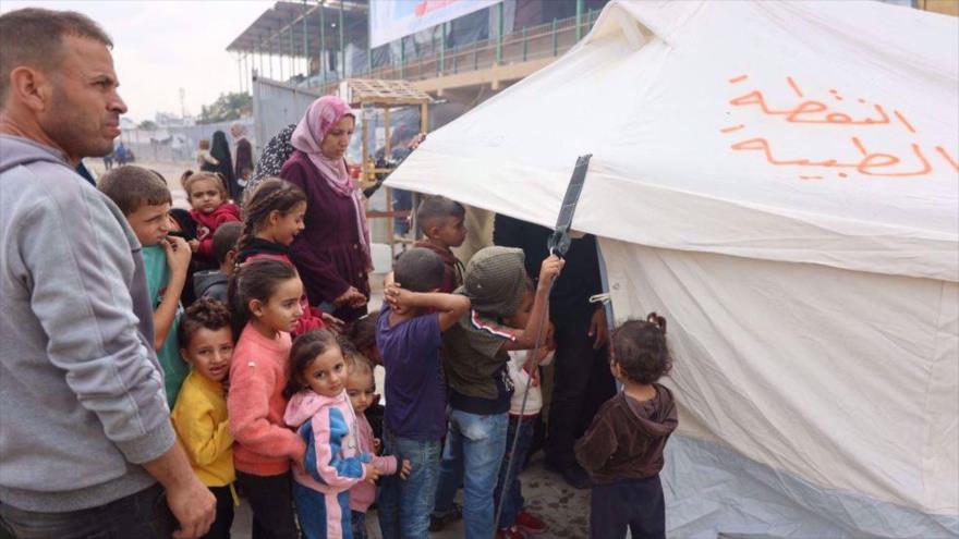 Niños palestinos frente a una tienda de campaña para vacunación contra la polio, en Gaza, el 2 de noviembre de 2024. (Foto: AFP)