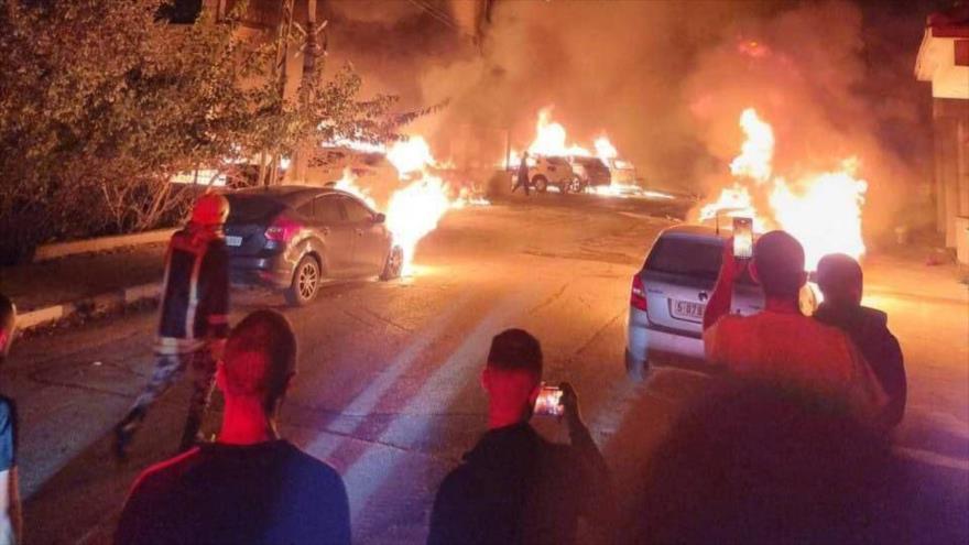 Vídeo: Colonos israelíes queman coches de palestinos en Cisjordania | HISPANTV