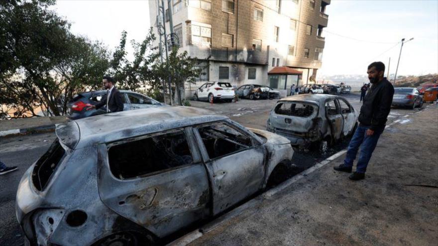 Colonos israelíes incendiaron automóviles durante un ataque contra propiedades palestinas en las afueras de Ramalá.