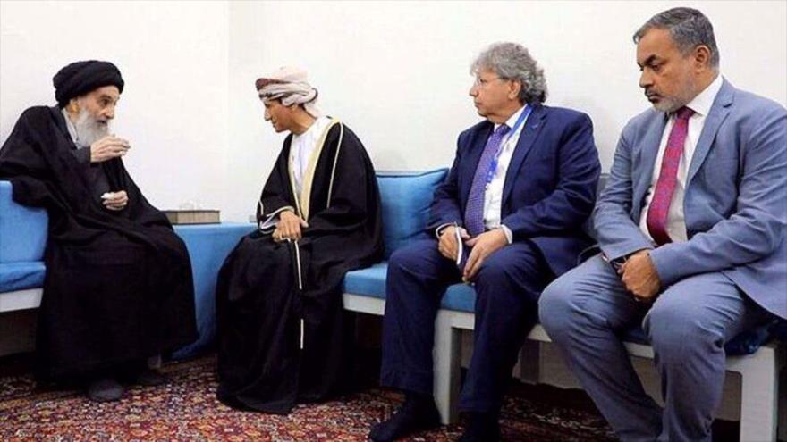 La reunión entre el ayatolá Sistani (izda.) y el enviado de la ONU representado por Mohamed al-Hassan (centro-izda.). (Foto: Kurdistan24)