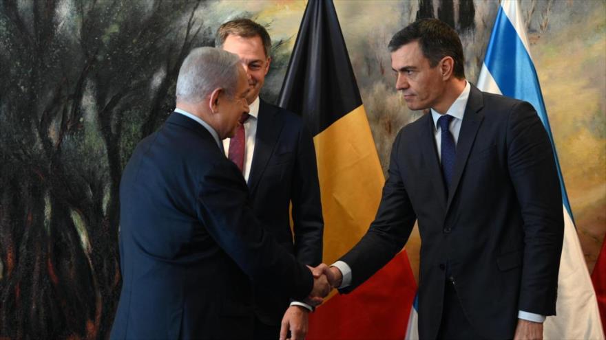 El presidente de España, Pedro Sánchez, y el premier israelí, Benjamín Netanyahu, se dan la mano durante un encuentro en Al-Quds (Jerusalén), 23 de noviembre de 2023.