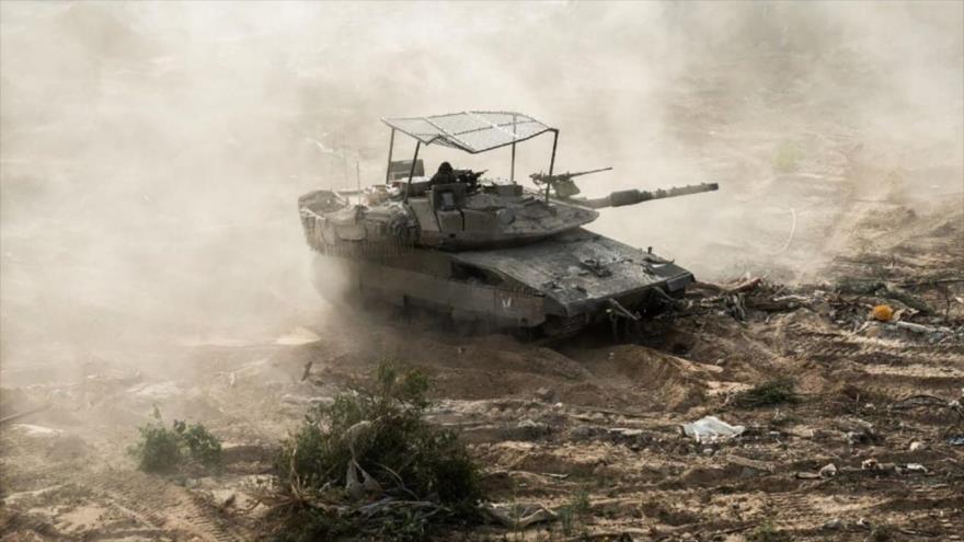 Un tanque israelí durante la invasión terrestre en los alrededores de Yabalia, en el norte de Gaza, 2024.