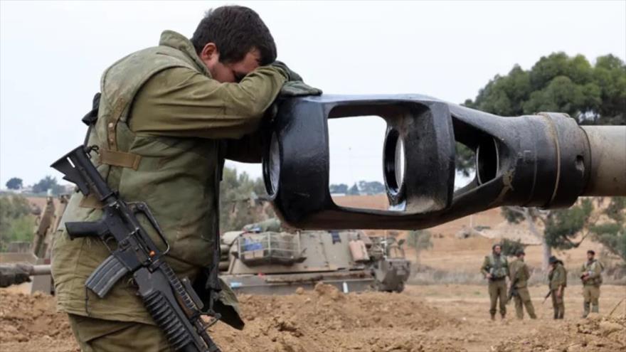 Soldado israelí frente a un tanque cerca de la frontera de los territorios palestinos ocupados con Gaza, 9 de octubre de 2023. (Foto: AFP)