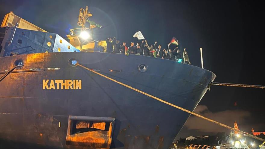 Activistas turcos irrumpen en el barco alemán, MV Kathrin, anclado en Estambul con una enorme carga de armas para Israel, noviembre de 2024.