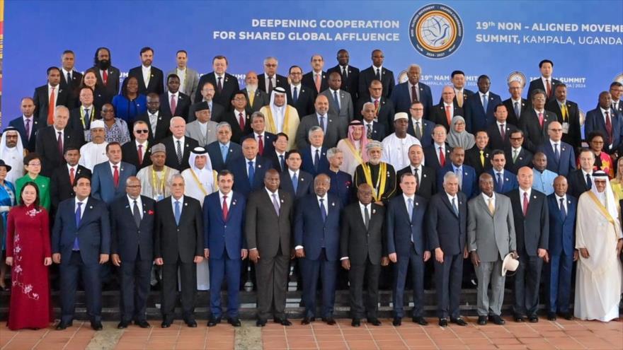 Los representantes de los países miembros del Movimiento No Alineados posan para una foto en la 19.ª Cumbre del colectivo en Uganda, enero de 2024.