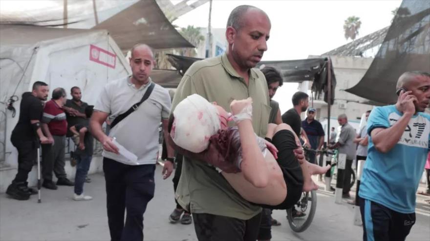 Niño palestino herido en manos de su padre tras el ataque sionista a un mercado en la ciudad de Gaza. (Foto: Getty Images)