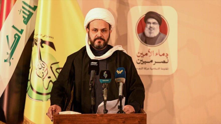 El presidente del Consejo Político del movimiento iraquí Hezbolá Al-Nuyaba, el sheij Ali al-Asadi, habla en un mitin.