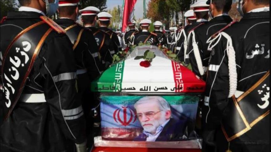 El personal militar se encuentra cerca del ataúd cubierto con la bandera de Mohsen Fakhrizadeh, Teherán, 30 de noviembre de 2020. (Foto: AP)