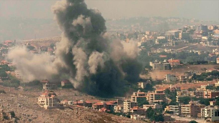 Humo se levanta de algunos edificios residenciales en al-Qusayr, en provincia de Homs, al sur de Siria.