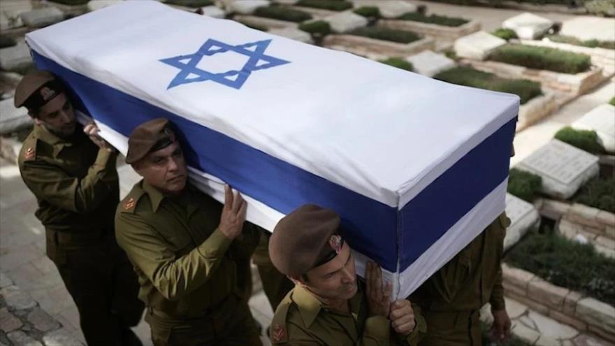 Fuerzas israelíes llevan al ataúd de un sargento mayor que murió en combates con Hezbolá durante su funeral en Al-Quds, 25 de octubre de 2024. (Foto: AP)