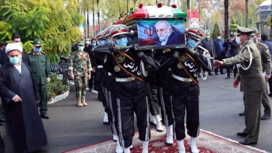 El personal militar se encuentra cerca del ataúd cubierto con la bandera de Mohsen Fajrizade, Teherán, 30 de noviembre de 2020. (Foto: AP)