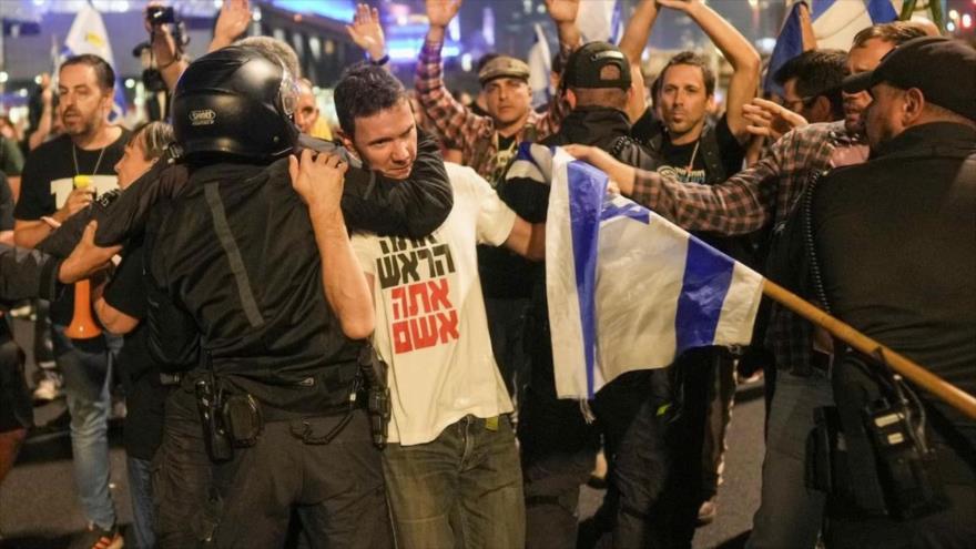 La policía israelí intenta hacer retroceder a los manifestantes israelíes en una calle principal, 5 de noviembre de 2024.
