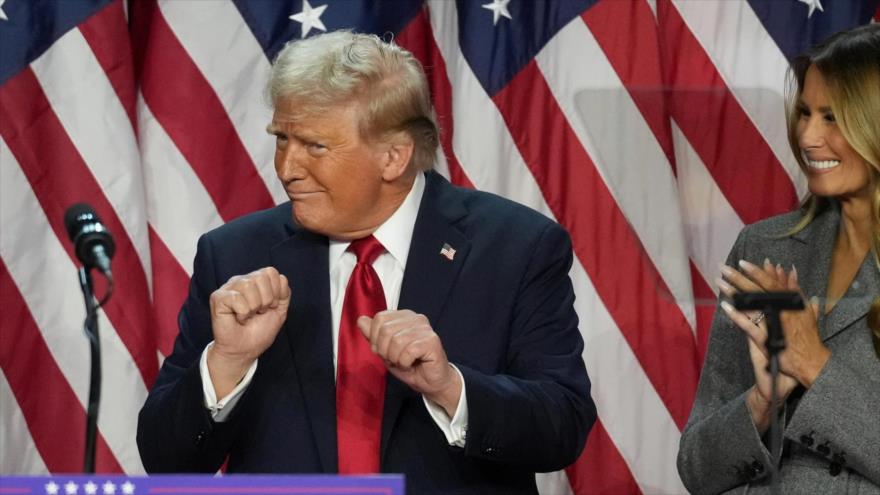 El candidato republicano a la Presidencia de EE.UU., Donald Trump, festeja su eventual victoria en las presidenciales en un discurso en Florida, 6 de noviembre de 2024.