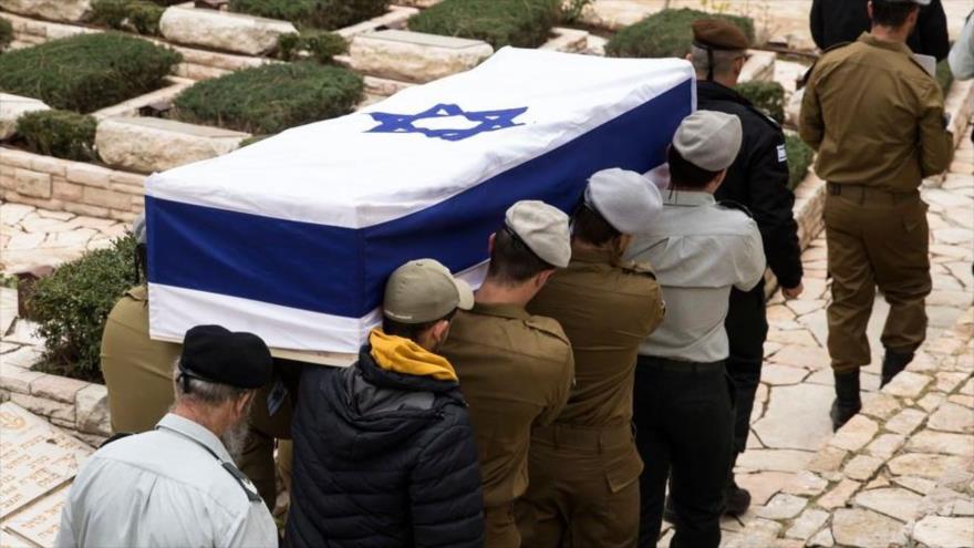 Soldados israelíes durante ceremonia de entierro de un militar israelí abatido.
