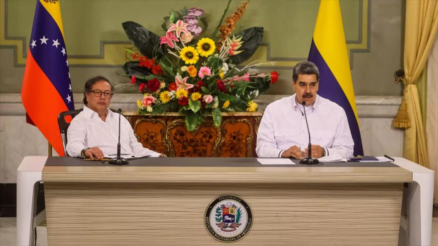 El presidente de Venezuela, Nicolás Maduro (dcha.) y su homólogo de Colombia, Gustavo Petro.