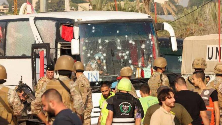 La gente se agrupa junto a un autobús de la ONU dañado tras un ataque israelí a la entrada de Sidón, Líbano, 7 de noviembre de 2024. (Foto: Reuters)