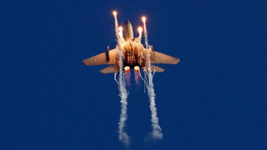 Un avión de combate F-15 vuela durante una ceremonia en la base aérea de Hatzerim, en el sur de Israel, 29 de junio de 2023. (Foto: Reuters)