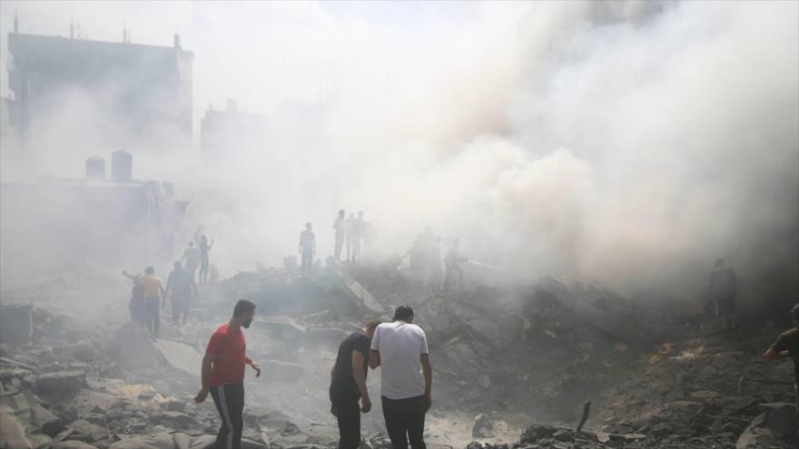 Palestinos tras un ataque aéreo israelí en el sur de la Franja de Gaza.