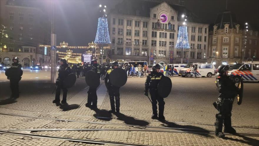 Cargan en Ámsterdam contra hinchas israelíes por desgarrar bandera palestina