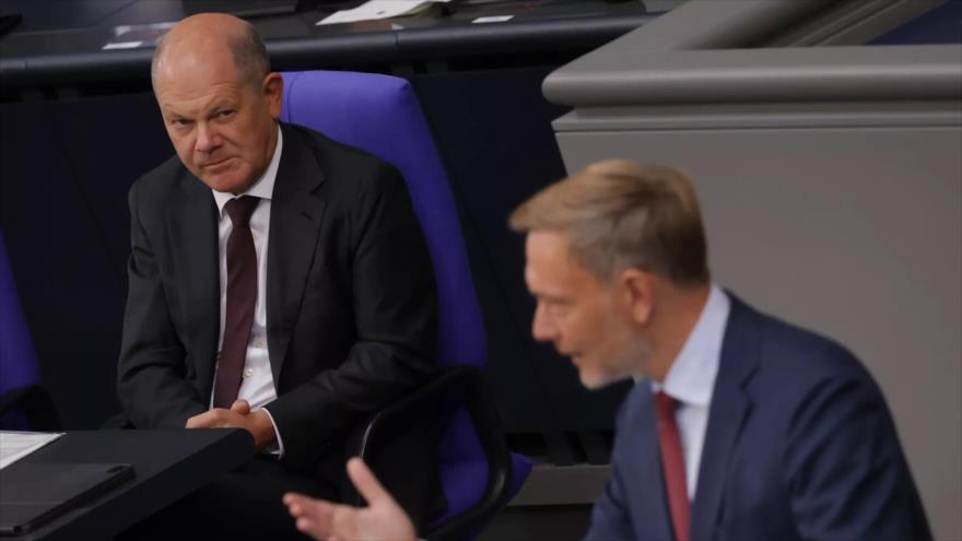 Canciller de Alemania, Olaf Scholz (izda.), y el destituido ministro de Finanzas, Christian Lindner, en una reunión de Bundestag (Parlamento alemán).