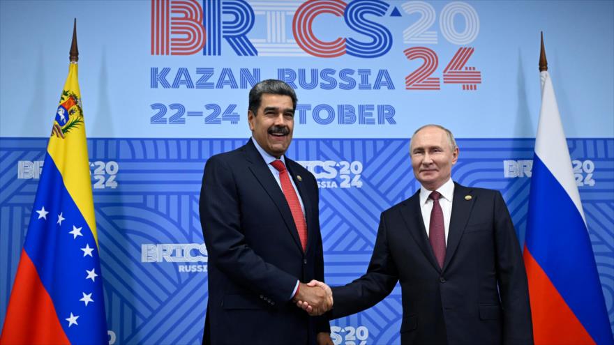 El presidente venezolano, Nicolás Maduro (izda.), y su par ruso, Vladímir Putin, durante la XVI cumbre de los BRICS en Kazán, 23 de octubre de 2024.
