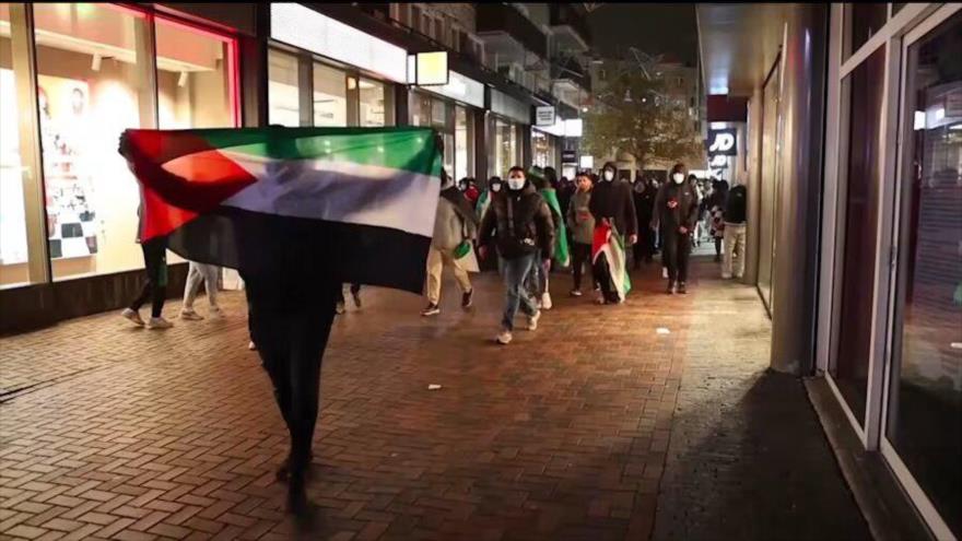 Simpatizantes propalestinos marchan con banderas palestinas cerca del estadio Ajax en Ámsterdam, Países Bajos, 8 de noviembre de 2024. (Foto: AP)