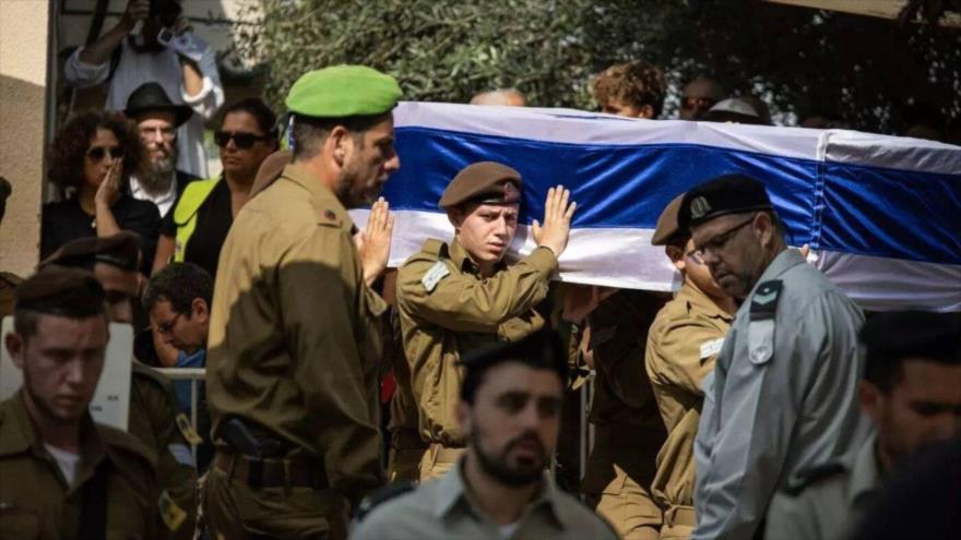 Soldados israelíes llevan el ataúd de un sargento muerto en un ataque con drones de Hezbolá, Givat Ada, 15 de octubre de 2024. (Foto: AFP)