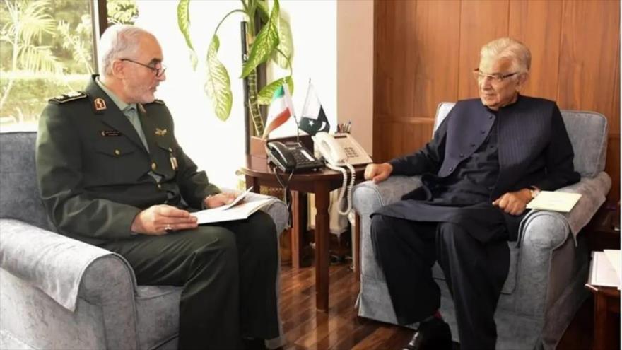 El viceministro de Defensa de Irán, el general de brigada Hoyatolah Qoreishi (izq.), se reúne con el ministro de Defensa de Pakistán, Khawaja Muhamad Asif, en Islamabad, 8 de noviembre de 2024.