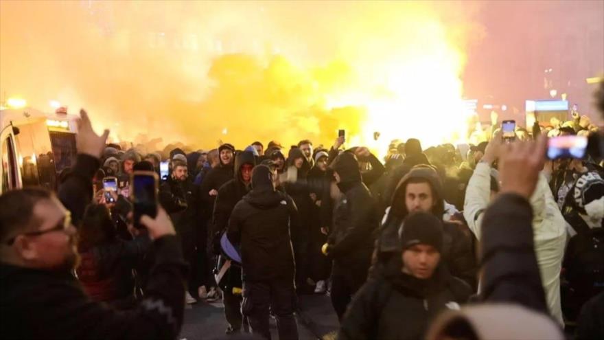 Aficionados del Maccabi Tel Aviv israelí encienden bengalas en Ámsterdam, Países Bajos, 7 de noviembre de 2024. (Foto: Reuters)