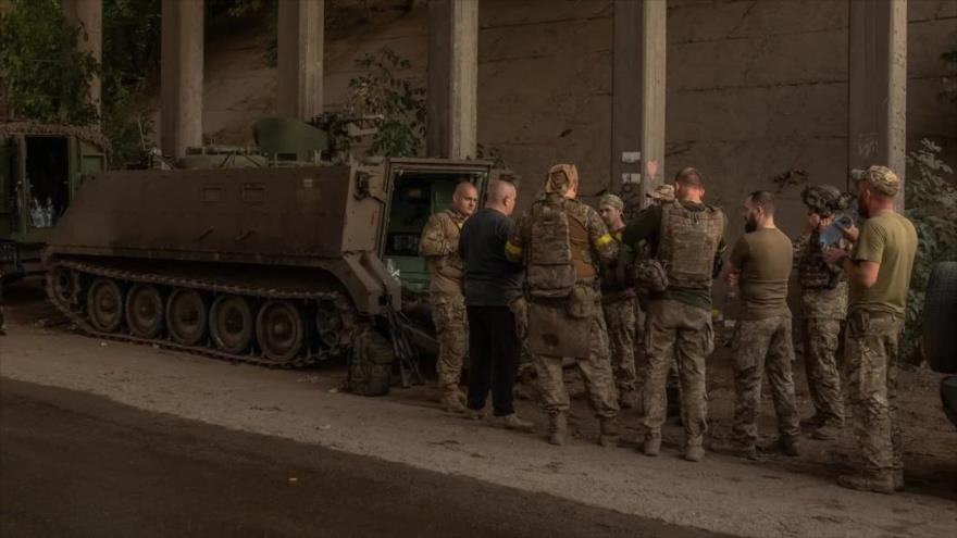 Soldados ucranianos esperan para subir un vehículo blindado de transporte de personal M113 de fabricación estadounidense en un área no revelada en Donetsk, 5 de agosto de 2024. (Foto: AFP)