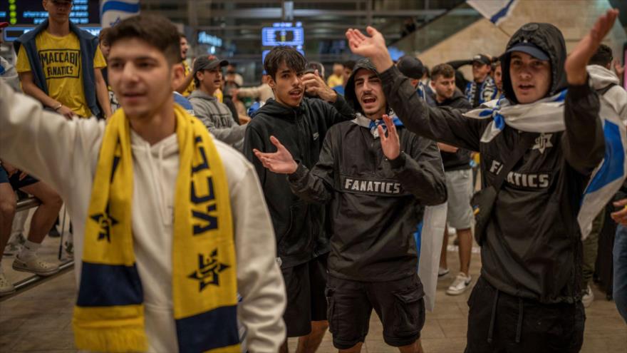 Los aficionados del equipo israelí Maccabi Tel Aviv llegan al aeropuerto Ben-Gurion en un vuelo procedente de Ámsterdam, 8 de noviembre de 2024.