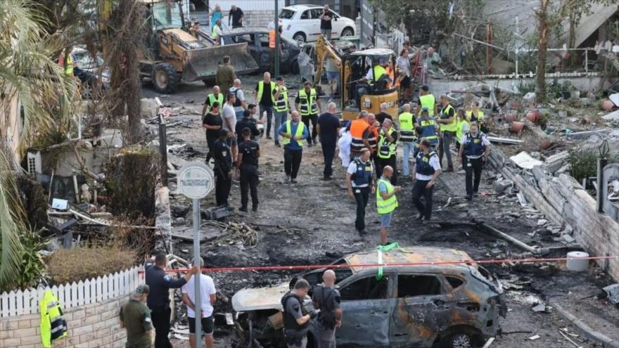 Equipos de emergencia israelíes en el lugar de un ataque de Hezbolá en Kiryat Bialik, en el norte de la Palestina ocupada, 22 de septiembre de 2024. (Foto: EFE)