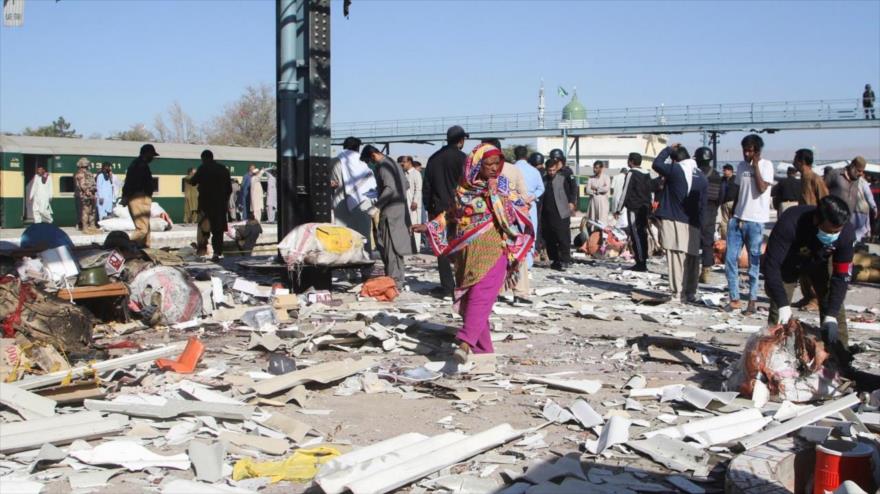 Una mujer camina entre los escombros tras la explosión de una bomba en una estación de tren en Quetta, en Pakistán, 9 de noviembre de 2024.