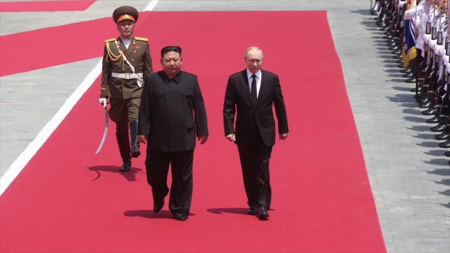 El presidente de Rusia, Vladimir Putin (dcha.) y el líder de Corea del Norte, Kim Jong-un, asisten en Pyongyang, 19 de junio de 2024.