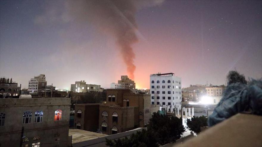 El humo se eleva tras los ataques aéreos liderados por Estados Unidos contra Saná, capital de Yemen, 25 de febrero de 2024. (Foto: AP)
