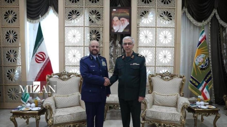 El jefe de Estado Mayor de las Fuerzas Armadas de Irán, el general de división Mohamad Hosein Baqeri, (dcha.) en una reunión en Teherán con su homólogo saudí, Fayad al-Ruwaili, 10 de noviembre de 2024.