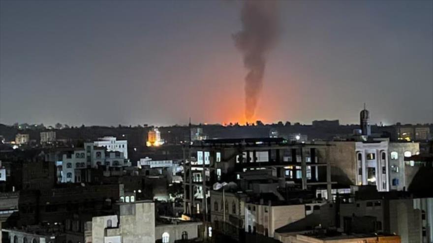 El humo se eleva en el cielo tras los ataques aéreos liderados por Estados Unidos en Saná, capital de Yemen, 25 de febrero de 2024. (Foto: Reuters)