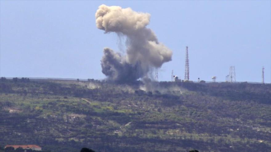 Una imagen tomada en la aldea de Alma al-Shaab, en el sur del Líbano, muestra el humo que se eleva desde un puesto militar israelí después de un ataque con cohetes de Hezbolá. (Foto: AFP)