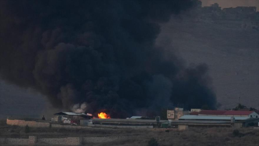 El humo se eleva en medio de un gran incendio después de que misiles lanzados desde el Líbano impactaran en Moshav Avivim, 6 de noviembre de 2024.