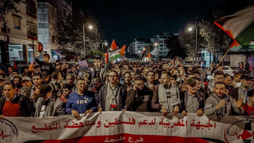 Protestan en el puerto marroquí de Tánger, contra el atraque de un barco con bandera de EEUU, cargado de armas para Israel, 11 de noviembre de 2024.