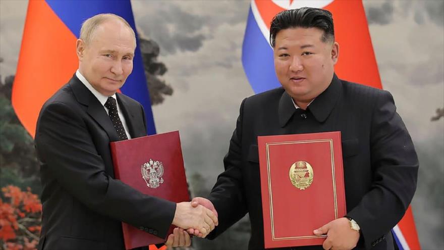 El presidente ruso, Vladímir Putin (izda.), y el líder norcoreano, Kim Jong-un, firman el tratado de Asociación Estratégica entre los dos países en Pyongyang, junio de 2024.
