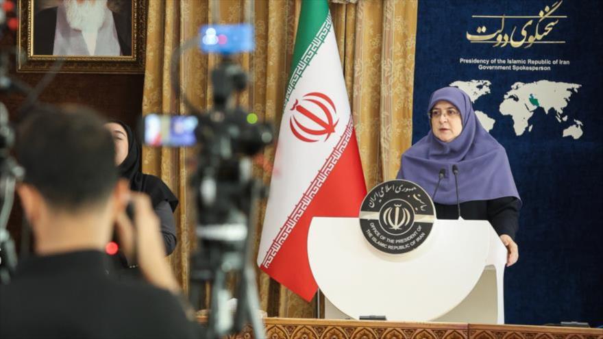 La portavoz del Gobierno iraní, Fateme Mohayerani, durante una rueda de prensa en Teherán, 12 de noviembre de 2024.