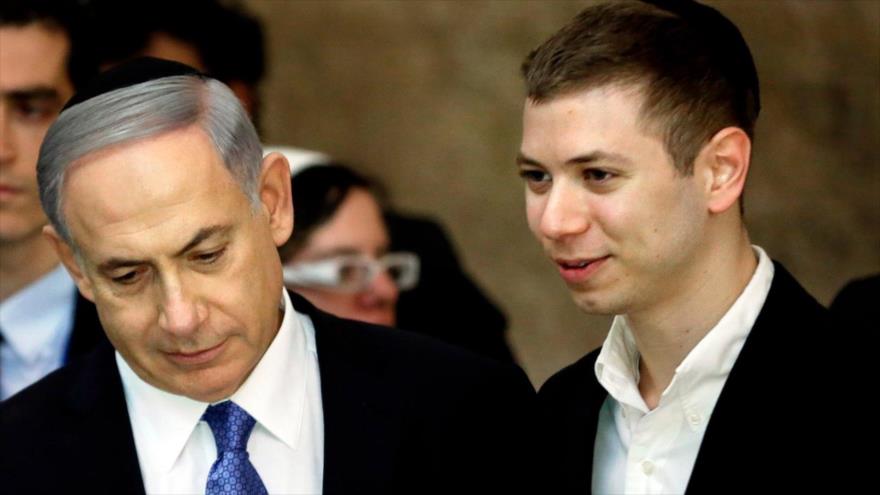 El primer ministro israelí, Benjamín Netanyahu (izda.), y su hijo Yair.