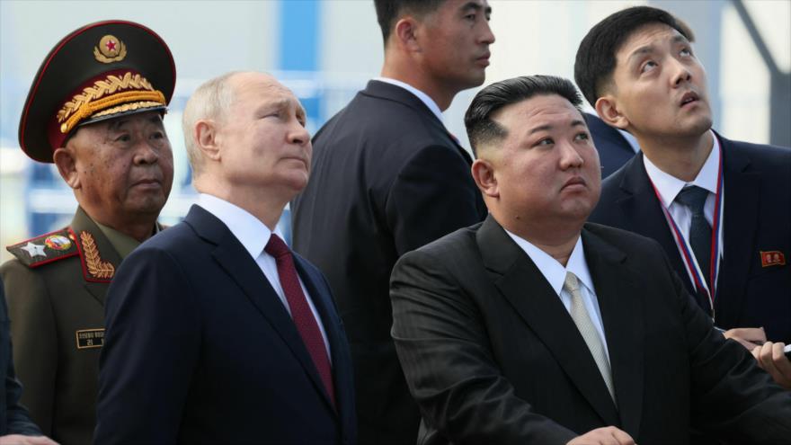 El presidente ruso, Vladímir Putin (izda.), y el líder de Corea del Norte, Kim Jong-un, visitan el cosmódromo de Vostochny, en la región de Amur. (Foto: AFP)