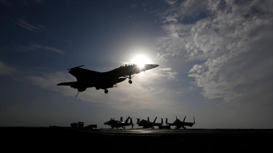 Un avión de combate de la Armada de EE.UU. aterriza en la cubierta del portaviones USS Dwight D. Eisenhower, 21 de noviembre de 2016. (Foto: AP)