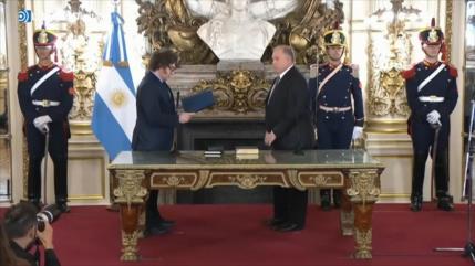 Canciller argentino jura sobre libro judío