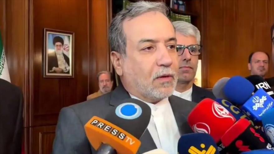 El canciller iraní, Seyed Abás Araqchi, habla con los periodistas