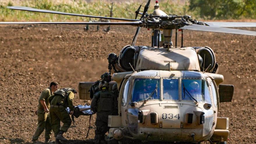 Soldados israelíes evacuan a un herido por un misil disparado desde El Líbano, cerca de la frontera de la Palestina ocupada con El Líbano, 22 de octubre de 2024. (Foto: Flash90)