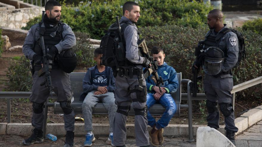 Soldados israelíes detienen a dos niños palestinos en Al-Quds (Jerusalén).