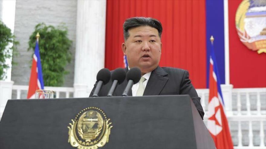 Líder norcoreano, Kim Jong-un habla durante una visita a Universidad de Defensa Nacional en Pyongyang, Corea del Norte, 7 de octubre de 2024.